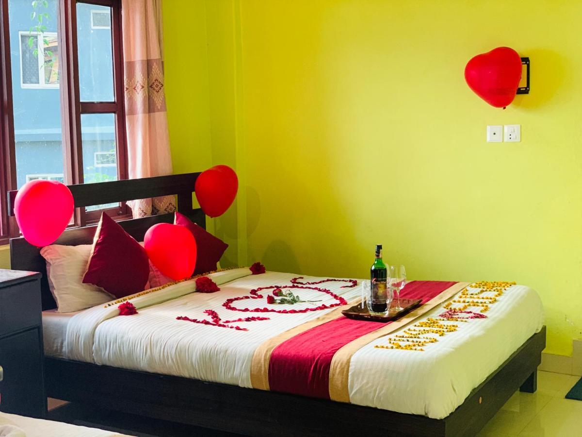 Hotel October Inn Pokhara Eksteriør bilde